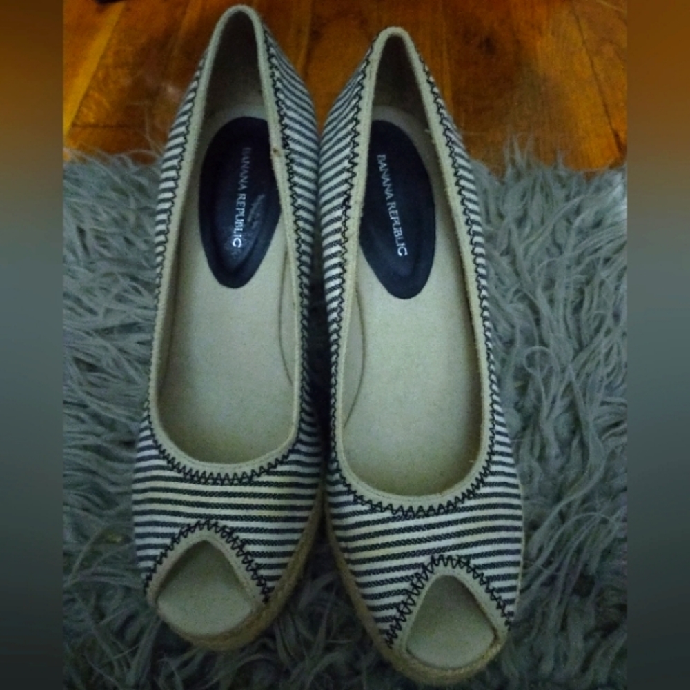 Classic striped open toes wedges